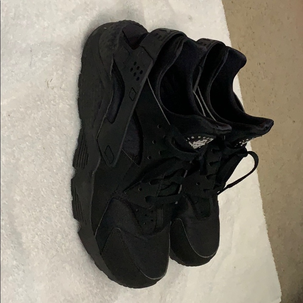 Men’s black Nike air huarache